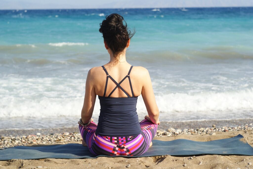 medytująca kobieta na brzegu morza